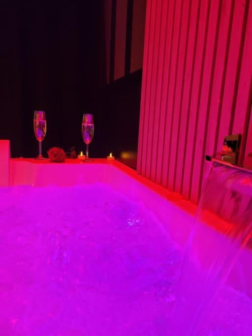 Nuit D'Evasion Love Room Avec Baignoire Balneotherapie Tolone Esterno foto