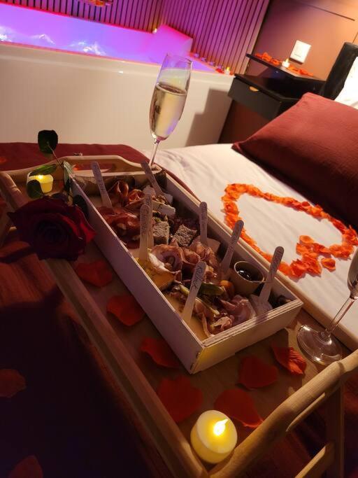 Nuit D'Evasion Love Room Avec Baignoire Balneotherapie Tolone Esterno foto