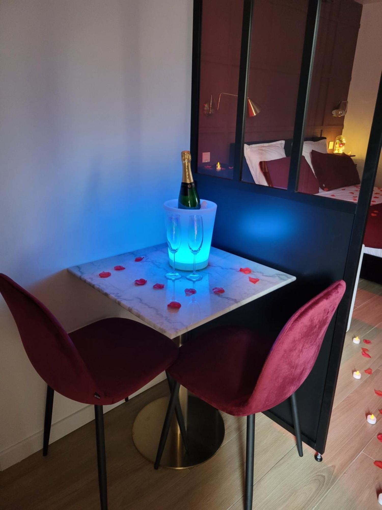Nuit D'Evasion Love Room Avec Baignoire Balneotherapie Tolone Esterno foto