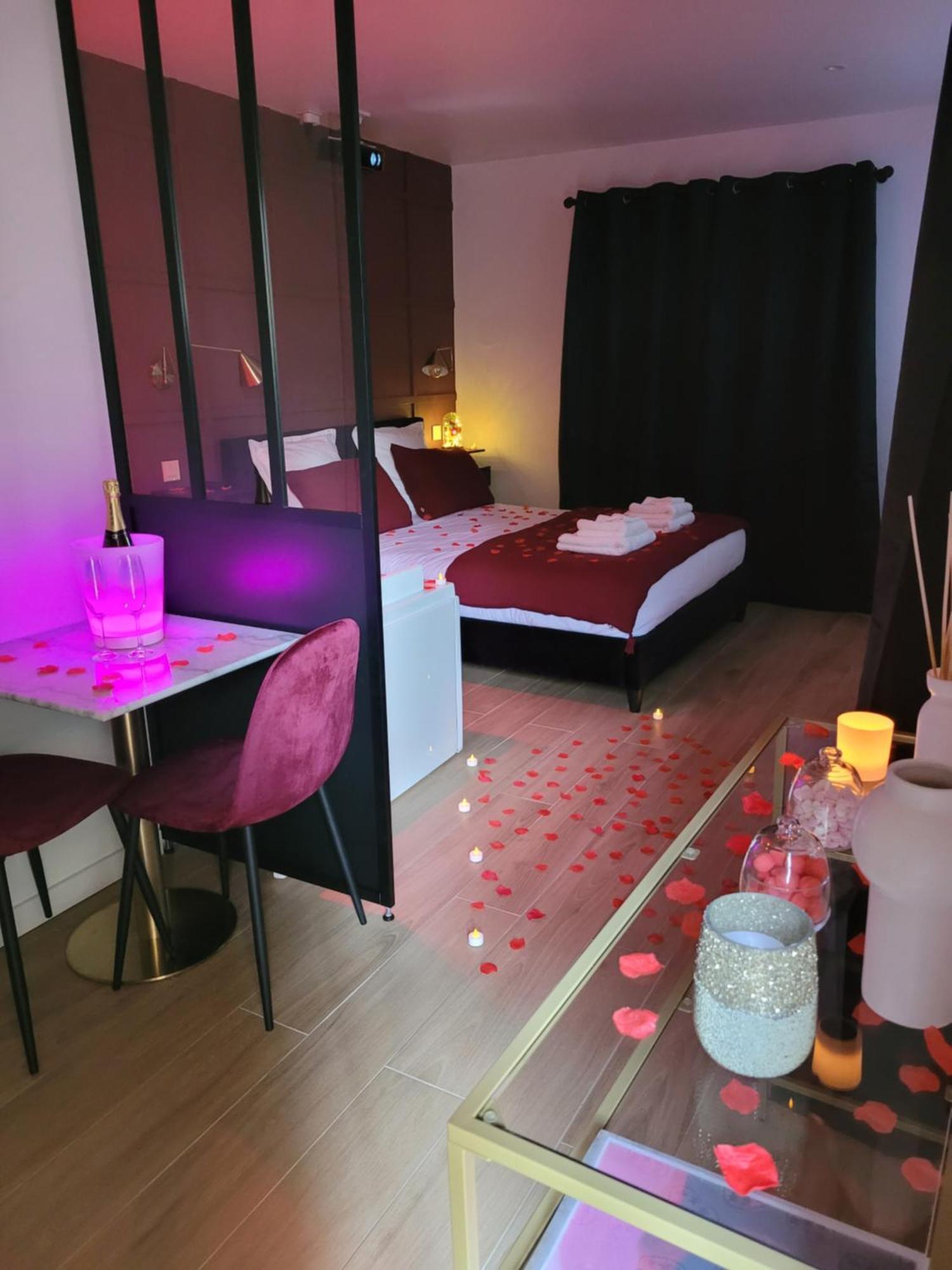 Nuit D'Evasion Love Room Avec Baignoire Balneotherapie Tolone Esterno foto