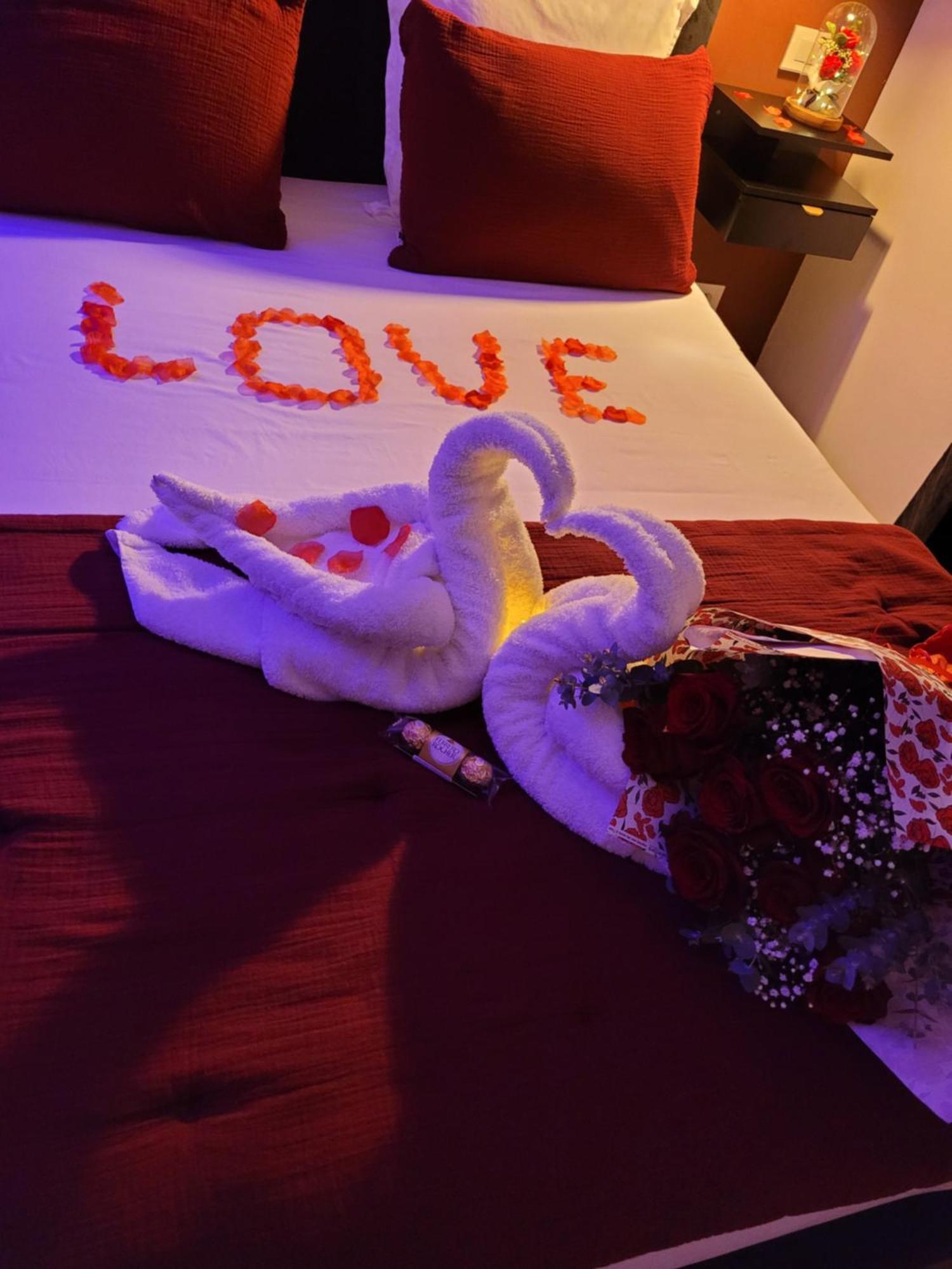 Nuit D'Evasion Love Room Avec Baignoire Balneotherapie Tolone Esterno foto