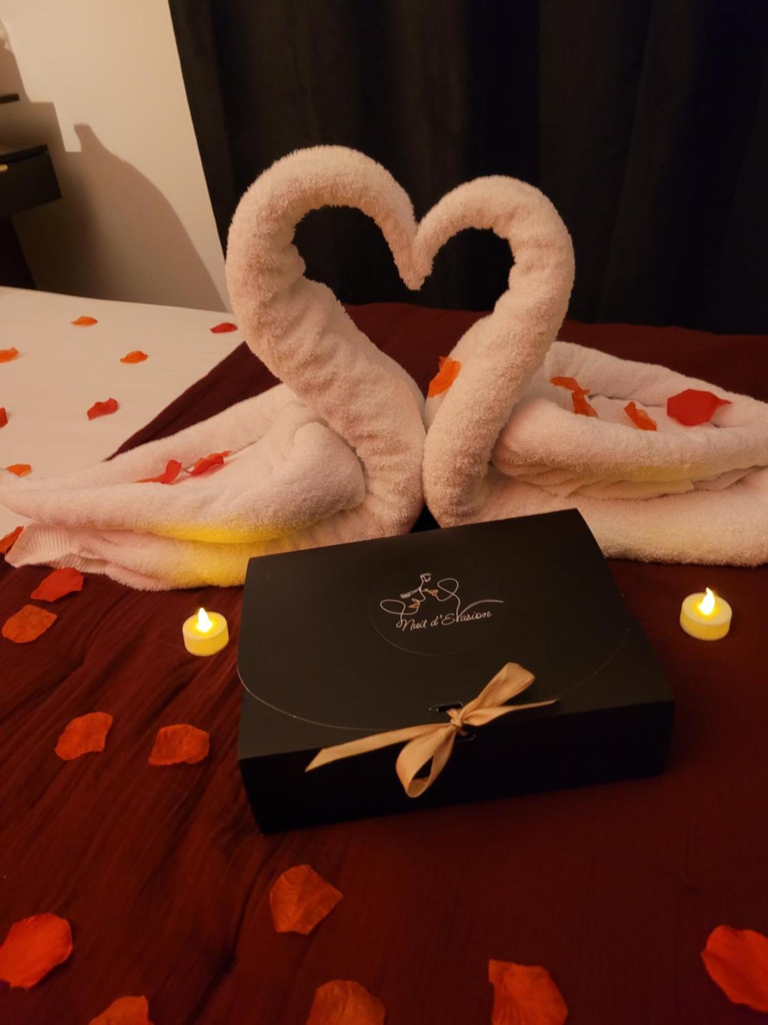 Nuit D'Evasion Love Room Avec Baignoire Balneotherapie Tolone Esterno foto
