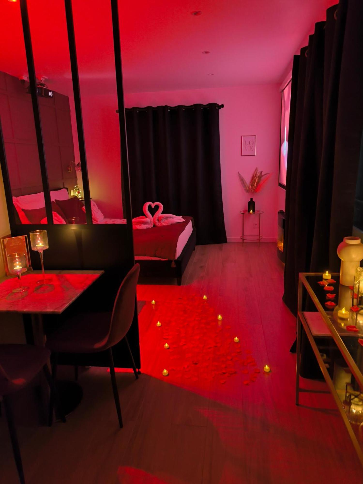 Nuit D'Evasion Love Room Avec Baignoire Balneotherapie Tolone Esterno foto
